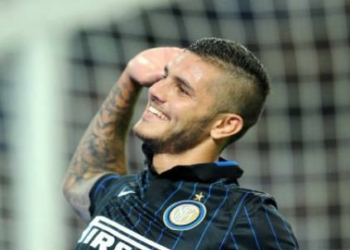 icardi_orecchio