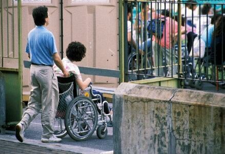 infophoto_portatori_di_handicap-handicappati-disabile_carrozzella_R439