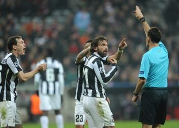 lichtsteiner_pirlo_arbitro