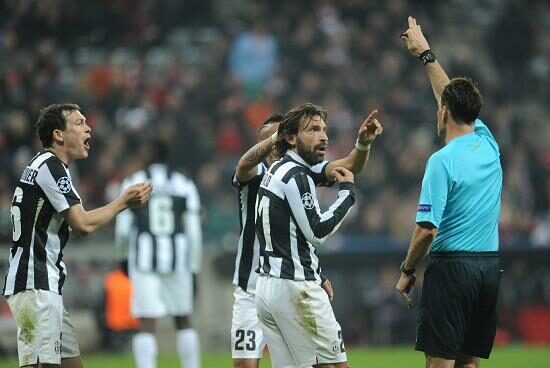 lichtsteiner_pirlo_arbitro