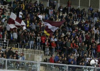 livorno_tribuna_bandiere