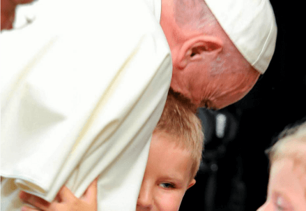 papafrancesco_abbraccio2R439