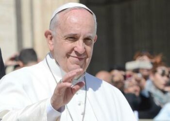 papafrancesco_arrivo_zoomR439