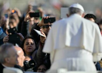 papafrancesco_folla_sanpietro1R439