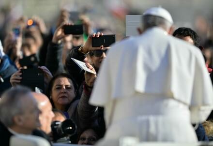 papafrancesco_folla_sanpietro1R439