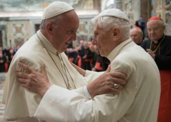 papafrancesco_ratzinger_abbraccio1R439