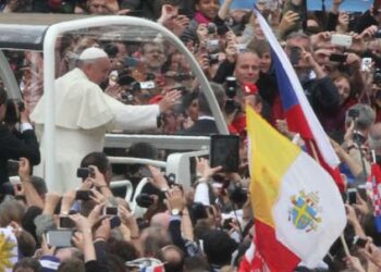 papafrancesco_sanpietro_papamobileR439