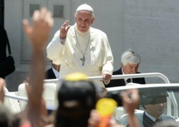 papafrancesco_viaggio_follaR439