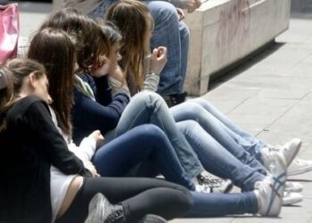 scuola_ragazze_compitoR439