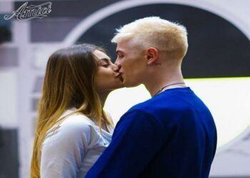 biondo_emma_bacio_amici17