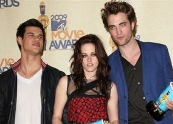 newmoon2_pattinson-stewart-lautnerR375