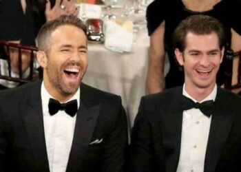 Deadpool-actor-Ryan-Reynolds-kisses-Andrew-Garfield-at-Golden-Globes-640x360