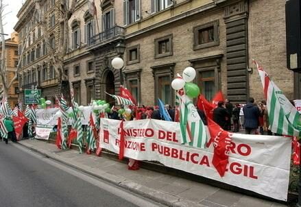 Sindacati_Protesta_Manifestazione_StriscioneR439