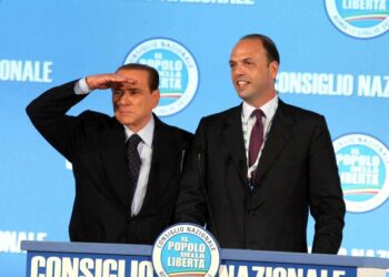 berlusconi_alfano_scruta_orizzonte