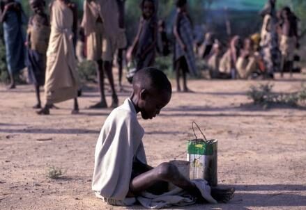 campo-profughi-rifugiati-sfollati-bambino-affamato-somalia-carestia-siccita