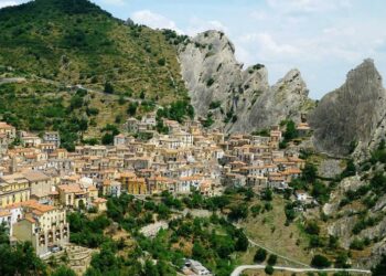 castelmezzano_borgo_wikipedia_2017