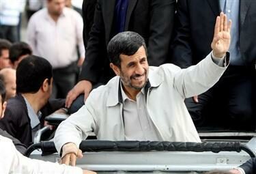 Ahmadinejad_saluto_follaR375