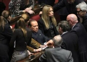 BerlusconiCircondatoCameraR400