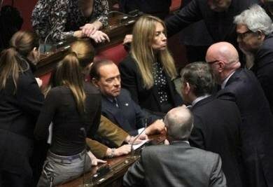 BerlusconiCircondatoCameraR400