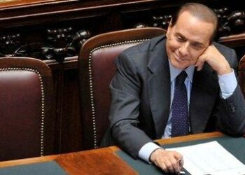 BerlusconiSorridenteCamera_R375