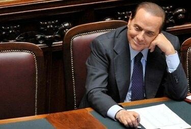 BerlusconiSorridenteCamera_R375