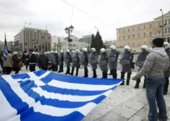 Grecia_Bandiera_Piazza_PoliziaR400