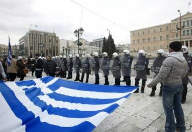 Grecia_Bandiera_Piazza_PoliziaR400