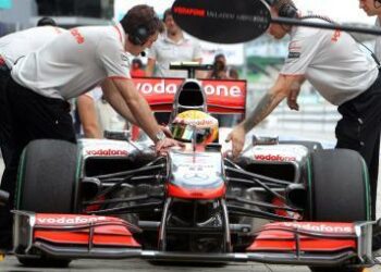 Hamilton_McLaren_Sepang_2010R375