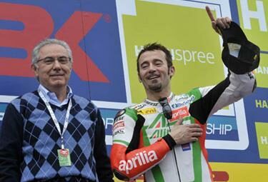 Max-Biaggi-podio-Monza_R375