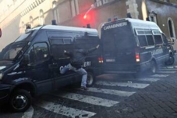 Roma_Scontri_CamionetteR400