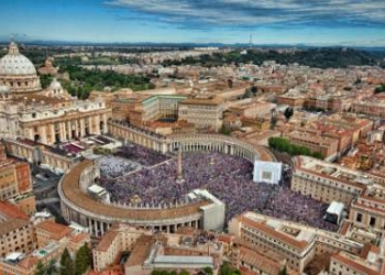 San_Pietro_Piazza_Gremita_VistaR400