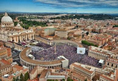 San_Pietro_Piazza_Gremita_VistaR400