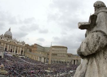 Vatican_StPeters_statueR400