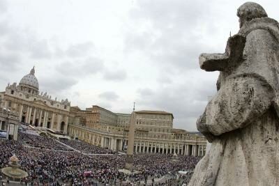 Vatican_StPeters_statueR400