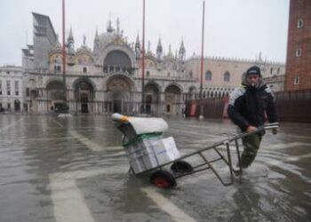 Venezia_Acqua_AltaR375