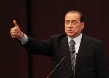 berlusconi_dito20suR375