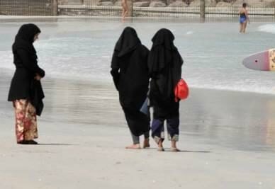 burqa-spiaggia-dubai