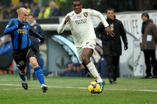 cambiasso_ogbonna_palla