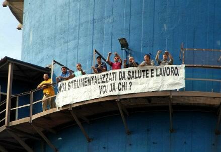 infophoto_ilva-taranto_operai_altoforno-R439