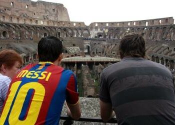 infophoto_turisti_turismo_Roma_Colosseo_R400