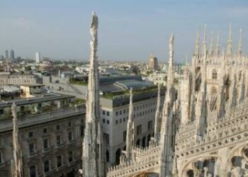 milano_duomo_statua_cieloR400