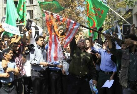 proteste-ambasciata-usa-americana-teheran-iran-innocenza-islam