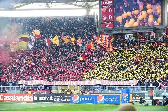 roma_tifosi_curva_palloncini