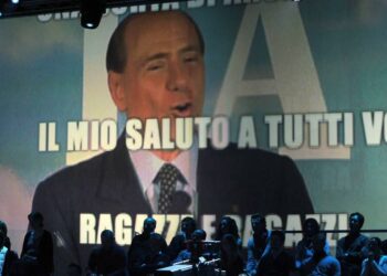 silvio_berlusconi_saluto