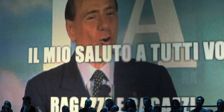 silvio_berlusconi_saluto