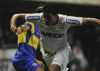 paulinho_corinthians_azione_r400