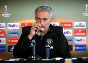 Mourinho_acqua_conferenza_lapresse_2018