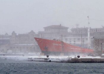 bora_trieste_maltempo_mare_nave_lapresse_2018