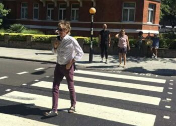 paul-mccartney-crosses-abbey-road