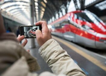 Treno-altavelocita_smartphone_Lapresse